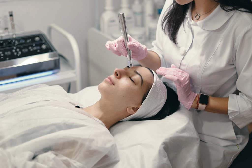 Microdermoabrasión: beneficios para piel grasa, con acné o signos de la edad